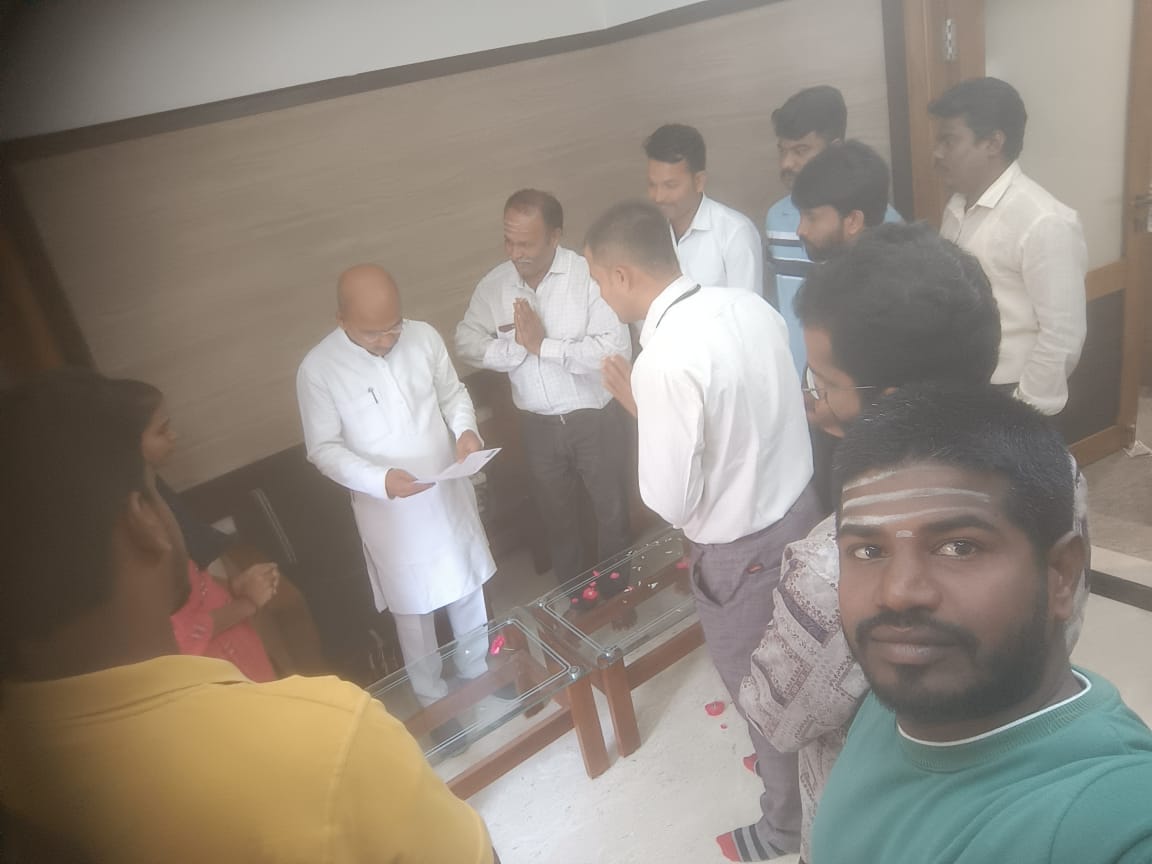 BRG_ESHA's tweet photo. ಇಂದು ಕಲಬುರ್ಗಿಯಲ್ಲಿ ಮಾನ್ಯ ವೈದ್ಯಕೀಯ ಶಿಕ್ಷಣ ಸಚಿವರಾದ @S_PrakashPatil ಸರ್ ರವರನ್ನು ಭೇಟಿ ಮಾಡಿ #Assistant_Professors_Recruitment ಅನ್ನು ಶೀಘ್ರ ಪೂರ್ಣಗೊಳಿಸುವಂತೆ ಮಾನ್ಯ ಉನ್ನತಶಿಕ್ಷಣ ಸಚಿವರಾದ @drmcsudhakar ಸರ್ ರವರಿಗೆ ತಿಳಿಸುವಂತೆ ಕೋರಿ ಕಲಬುರ್ಗಿ ಜಿಲ್ಲೆಯ ಅಭ್ಯರ್ಥಿಗಳೆಲ್ಲರಿಂದ ಮಾನ್ಯರಿಗೆ ಮನವಿ ಸಲ್ಲಿಸಲಾಯಿತು. https://t.co/SJL63BB8NB