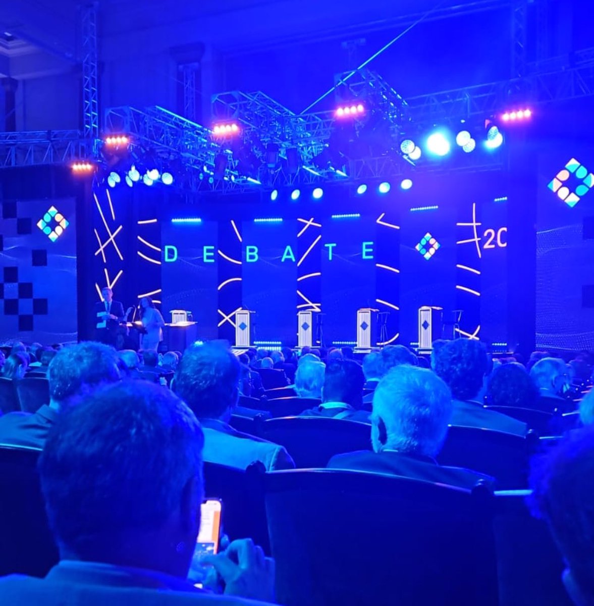 La fuerza del cambio bancando a <a href="/PatoBullrich/">Patricia Bullrich</a> en el debate. #GanoPato