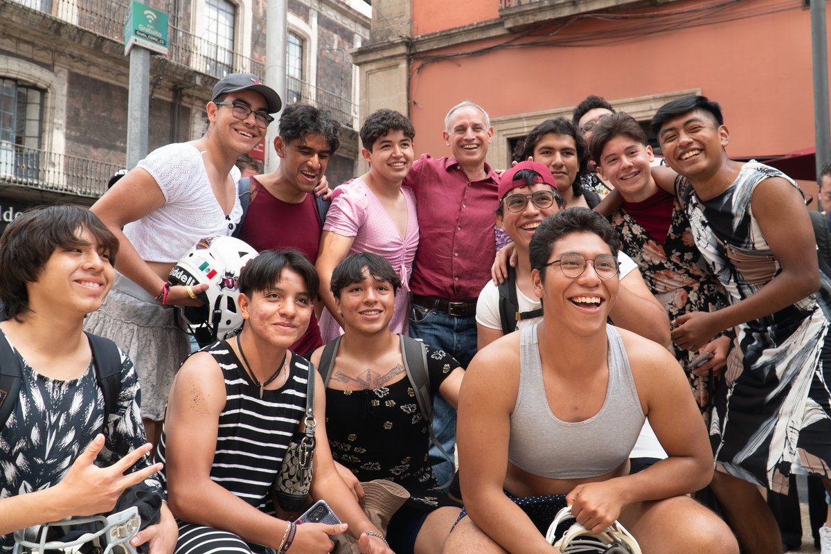 HLGatell's tweet photo. En el Centro Histórico y en Santa María la Ribera, alcaldía Cuauhtémoc, tuve el gusto de saludar a muchas personas afines al ideal de #HumanizarLaCiudad. 

Agradezco el entusiasmo de acompañarme en el proceso de selección de coordinador de la defensa de la transformación en la Ciudad de México. Si aún no tienes tu cartel de Gatell, aquí está el enlace para que lo descargues, lo imprimas las veces que quieras y lo compartas con todos tus conocidos: https://t.co/A4jNlUgdle.