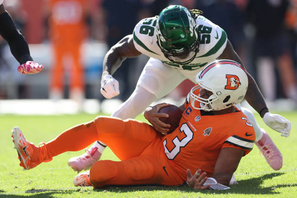 JakeAsman's tweet photo. Quincy Williams became the first player in #Jets history to record 9+ tackles, 2 sacks, 1 forced fumble, 1 tackle for loss, and 3 quarterback hits in a single game. 

This is Williams’ second consecutive game with at least 9 tackles, 1 tackle for loss, and 1 quarterback hit.

Quincy is having an All-Pro season.