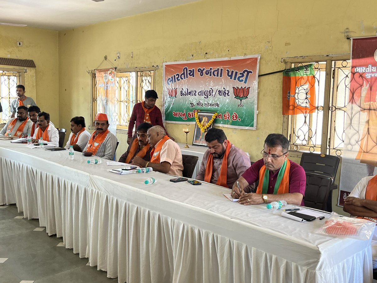 drpradyumanvaja's tweet photo. જૂનાગઢ લોકસભા પ્રવાસ કાર્યક્રમ અંતર્ગત કોડીનાર વિધાનસભા કોર કમિટીની બેઠક તાલુકા ભાજપ કાર્યાલય રાખવામાં આવી.જેમાં પ્રદેશ મંત્રી અને લોકસભાના સંયોજક શ્રી @ZaveriBhai,સાંસદ શ્રી @rajeshchudasma ,જિલ્લા પ્રમુખશ્રી @mrpithiya,સાથે અપેક્ષિત શ્રેણીના હોદ્દેદારશ્રી ઓ ઉપસ્થિત રહ્યા હતા. https://t.co/F0zO3QaC53
