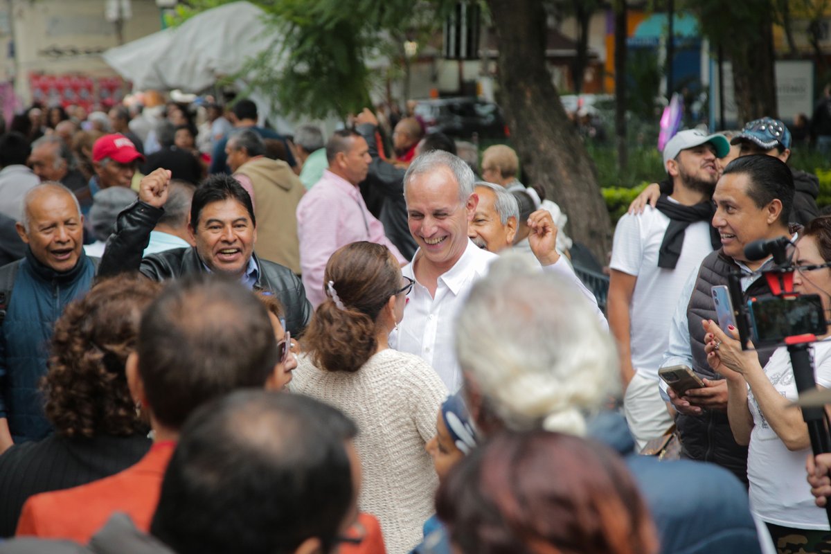 HLGatell's tweet photo. En el Centro Histórico y en Santa María la Ribera, alcaldía Cuauhtémoc, tuve el gusto de saludar a muchas personas afines al ideal de #HumanizarLaCiudad. 

Agradezco el entusiasmo de acompañarme en el proceso de selección de coordinador de la defensa de la transformación en la Ciudad de México. Si aún no tienes tu cartel de Gatell, aquí está el enlace para que lo descargues, lo imprimas las veces que quieras y lo compartas con todos tus conocidos: https://t.co/A4jNlUgdle.