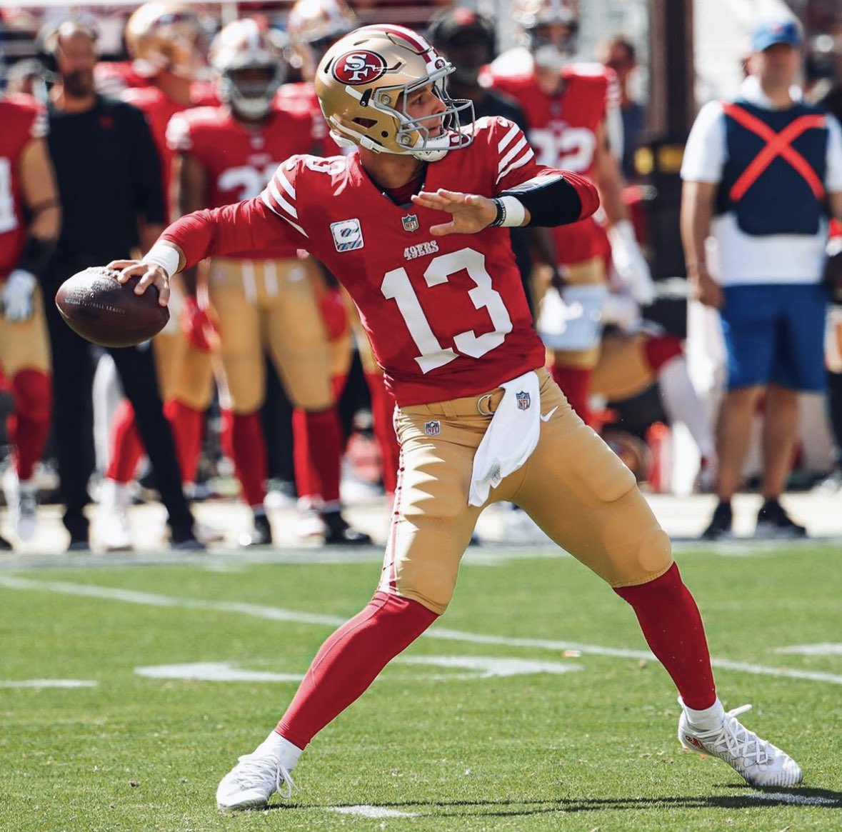 PFF's tweet photo. Brock Purdy vs the Cowboys:

♦️ 17/24
♦️ 252 passing yards
♦️ 4 TDs
♦️ 144.4 passer rating 

(📸 @49ers) https://t.co/cmI0uyibqR