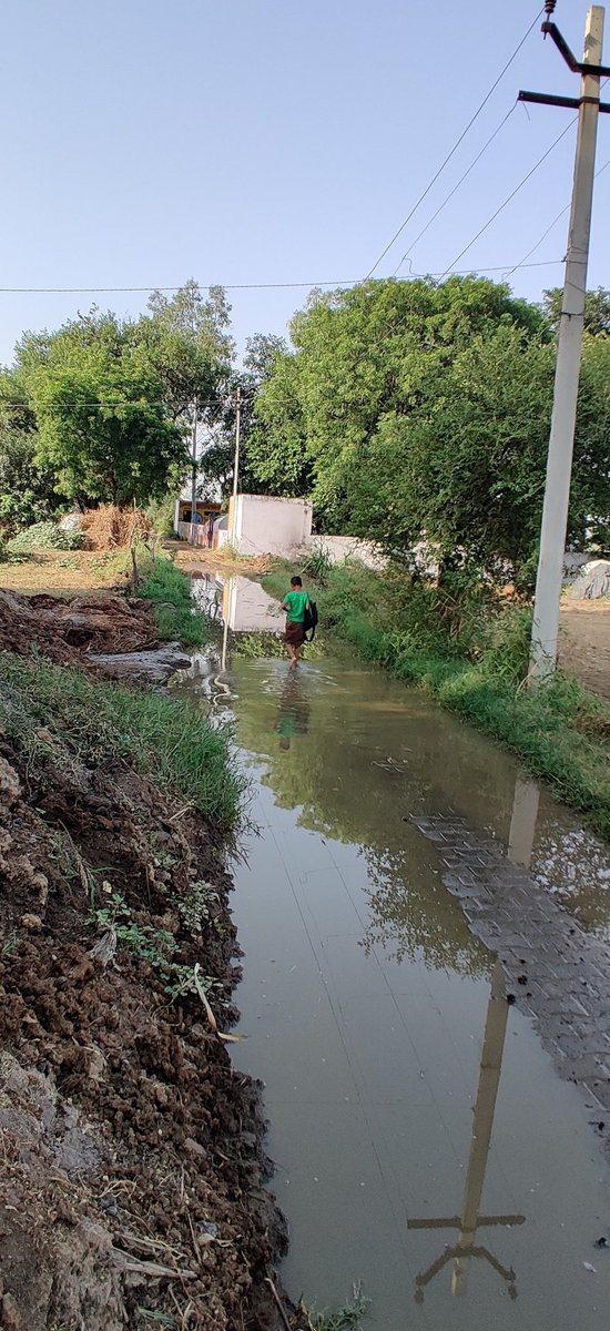 Pushp14's tweet photo. @DoprupHathras @dm_hathras @uppanchayatiraj @diohathras @CDOHathras Secondly, please have a look at the approach road which leads to the Primary School of village, no sewage no proper road, children &amp; women have to struggle through 'keechad'. Can we imagine what impact it leaves on the mental &amp; physical health of adolescence, Nagla Bhura, Arotha https://t.co/Y40cAFOoZS
