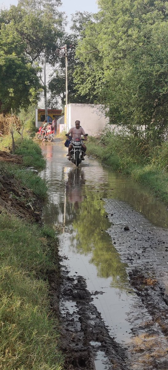 Pushp14's tweet photo. @DoprupHathras @dm_hathras @uppanchayatiraj @diohathras @CDOHathras Secondly, please have a look at the approach road which leads to the Primary School of village, no sewage no proper road, children &amp; women have to struggle through 'keechad'. Can we imagine what impact it leaves on the mental &amp; physical health of adolescence, Nagla Bhura, Arotha https://t.co/Y40cAFOoZS
