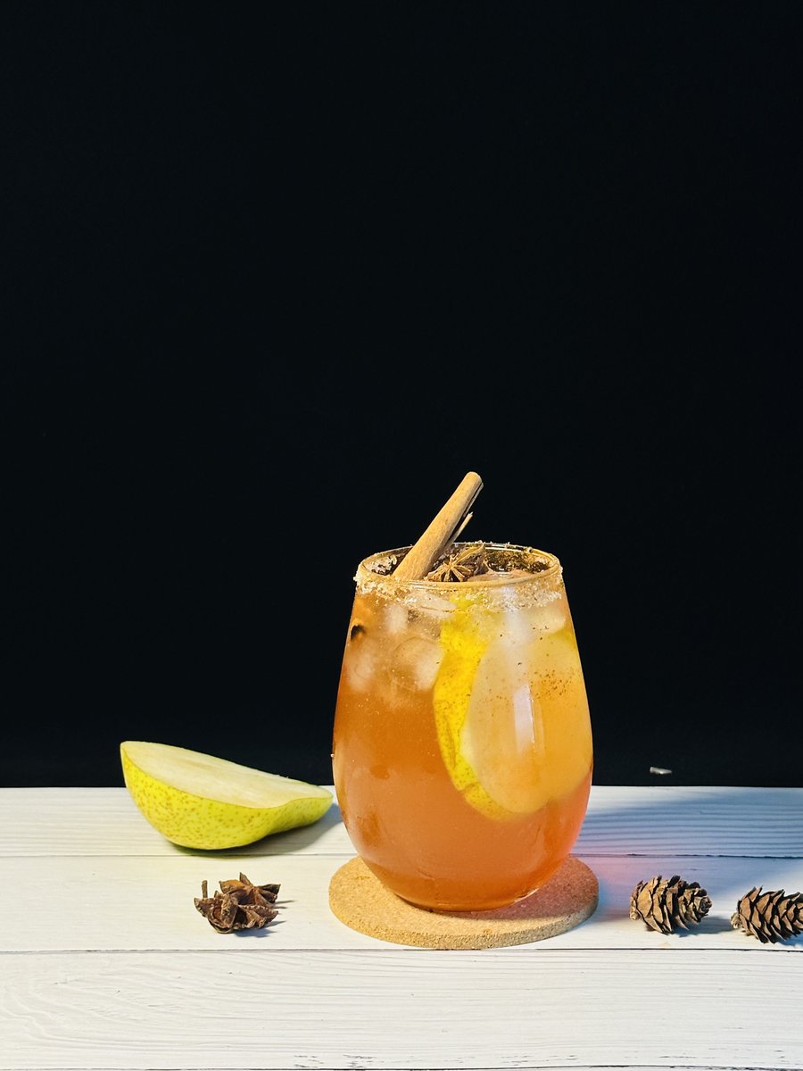 Homestia's tweet photo. Getting more and more excited for #fall?!🍐🍁🍂 Spiced Pear Aperol Spritz gives all the fall vibes and must be the 0️⃣1️⃣ for festivals!🎊  #AutumnVibes #holidayseason 

Recipe:
Aperol 2oz
Pear Juice 1.5oz
Sparking Wine 3oz
Sparking Water 1oz
Cinnamon
Ice https://t.co/hJo1KFXnI1