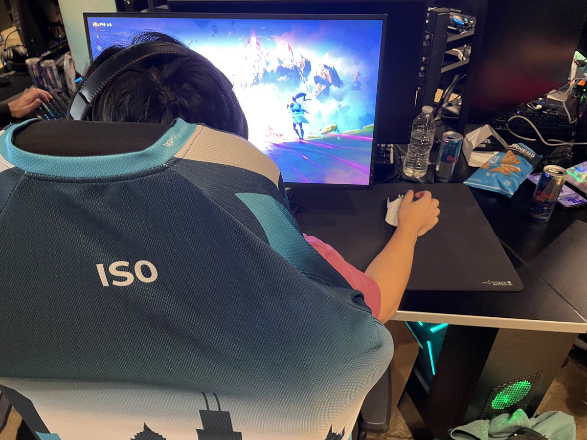 iS0fps's tweet photo. fun times at red bull regionals w/ the boys :) https://t.co/4ekLqi9fRa