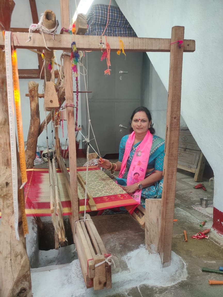 Swathicherala3's tweet photo. చేనేతకు చేయూత కెసిఆర్ ప్రభుత్వం... ✊
#HandloomMonday
@KTRBRS https://t.co/boAjDNUk3S
