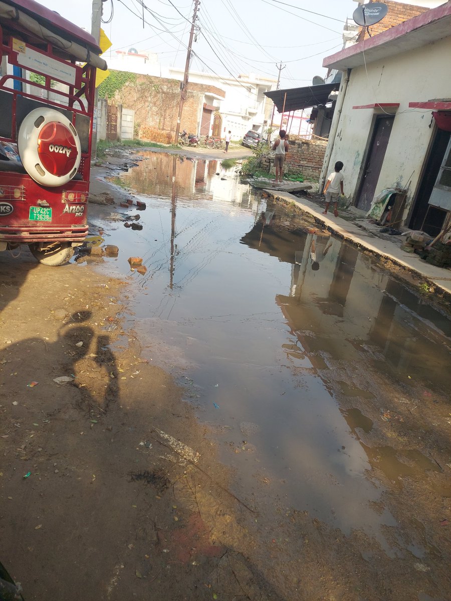 narendrapdy's tweet photo. @myogioffice @UPGovt @VishalSinghIAS @dmayodhya ये रास्ता तिलक नगर कॉलोनी नाका को एनएच 28 को जोड़ने वाली मुख्य रास्ते की दशा है कृपया संज्ञान लें इसमें रोज कोचिंग वाले बच्चे और मोहल्ले वाले लोग गिर कर चोटिल हो रहे हैं। https://t.co/JutbWcUw4M