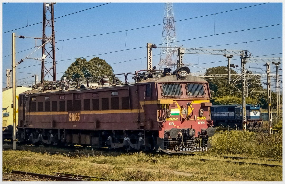 Two classic Locomotives of IR !

Inframe - #Kalyan #WCAM2 #21865 + #Gooty (Now GTL) #WDM3D #11377 rests at #Mammad Jn yard !!

#NFRailEnthusiasts 

@BhusavalDivn | @Central_Railway | @RailMinIndia | @AshwiniVaishnaw