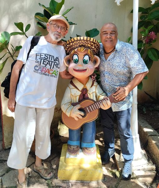 Hombres dedicados por entero al Teatro....
De la más sana continuidad en la creación artística: René Fernández Santana( Maestro) _ Ruben Dario ( Alumno)
Ambos Premio Nacional de Teatro.
Hay que trabajar a partir de estos paradigmas.