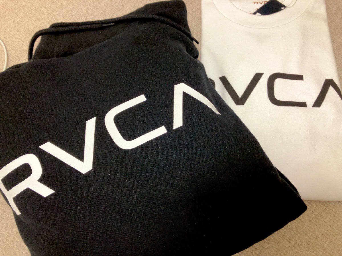 帰りにららぽでRVCAのパーカーとロンT買った！