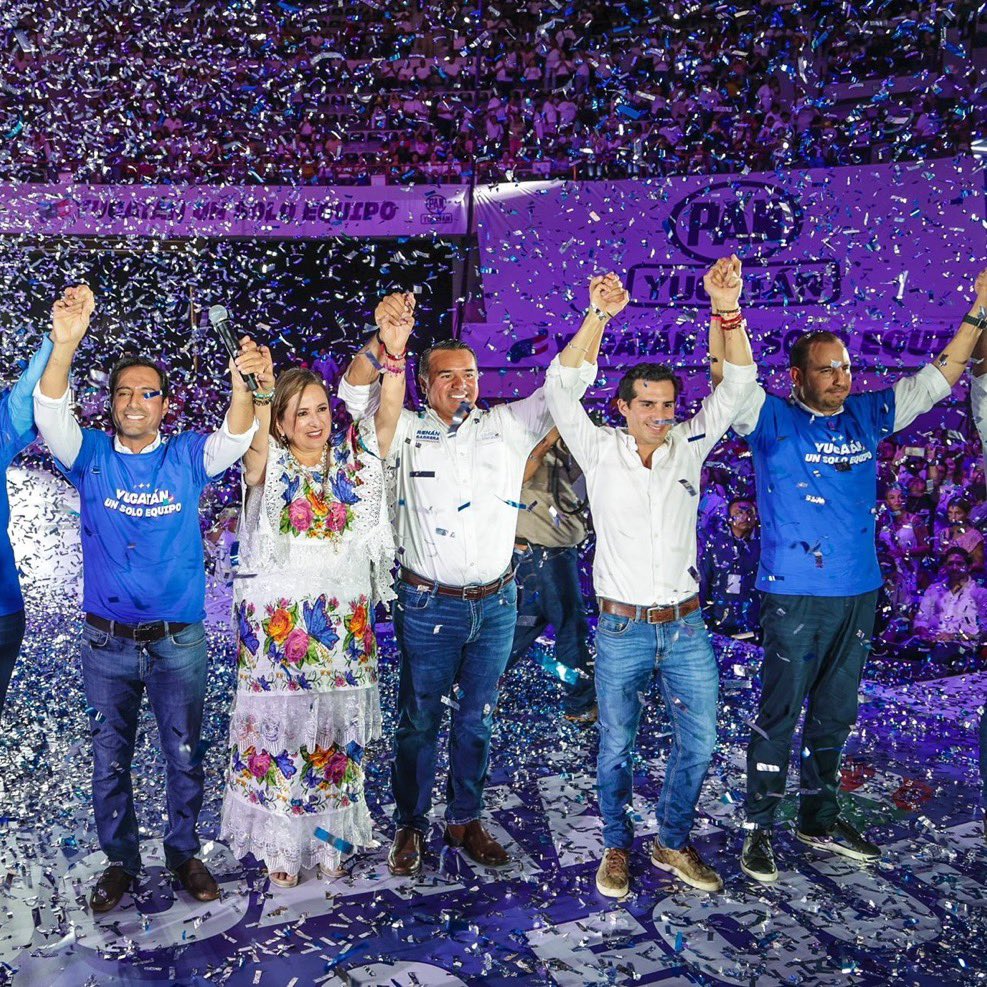 julioastillero's tweet photo. Tres momentos:
1) @Rommel_Pacheco aplaude a @XochitlGalvez que pide firmar para el registro de su precandidatura. 
2) @Rommel_Pacheco celebra que @XochitlGalvez ya sea “ganadora” de la candidatura opositora. 
3) @Claudiashein celebra, sonríe y levanta el puño derecho en alto cuando @Rommel_Pacheco, su invitado especial, “un honor y orgullo”, firma para sumarse a #Morena y #Sheinbaum