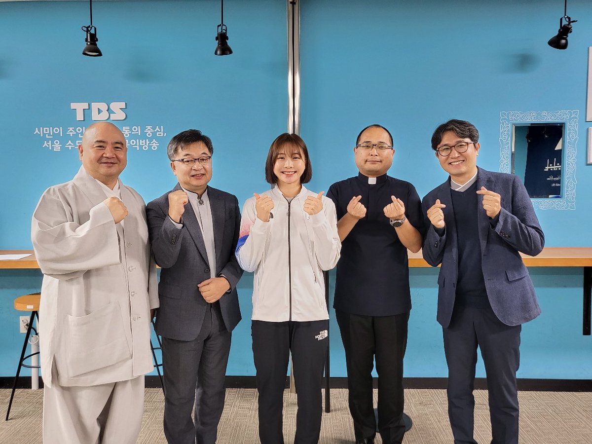 OIH82's tweet photo. 근대5종 김선우선수
4대 종단 성직자님들 총출동 해주셨습니다.

https://t.co/KzcdWeLLyh https://t.co/DM88a15J6x