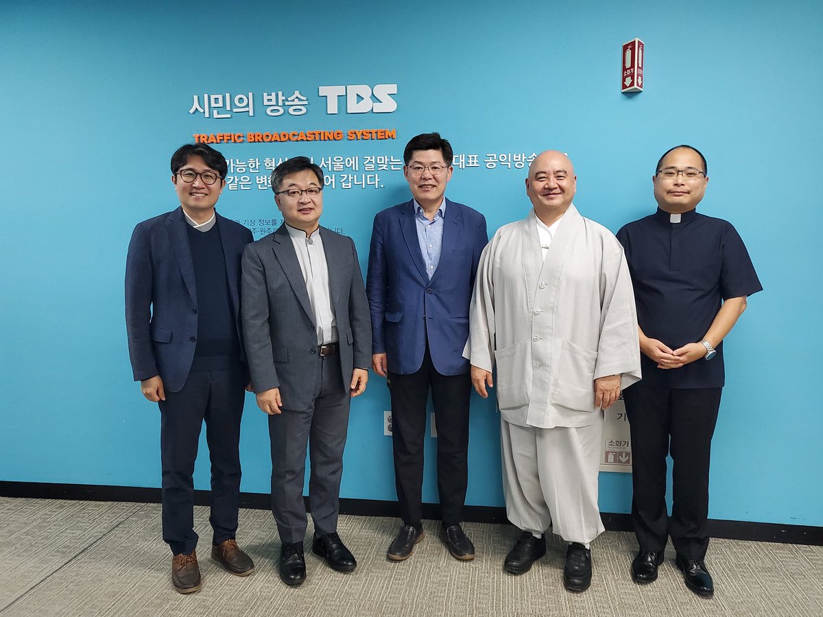 OIH82's tweet photo. 근대5종 김선우선수
4대 종단 성직자님들 총출동 해주셨습니다.

https://t.co/KzcdWeLLyh https://t.co/DM88a15J6x
