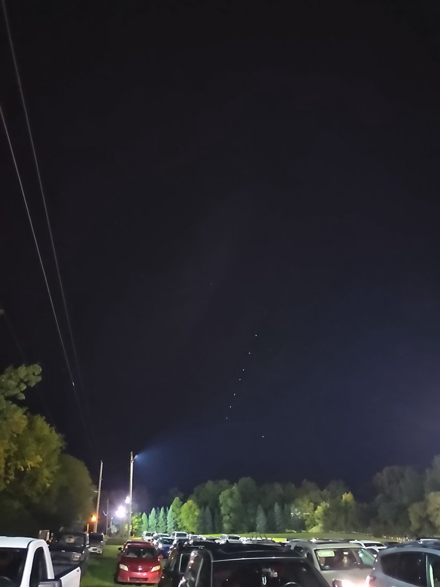 ehas_melvin's tweet photo. Saw starlink tonight over the niles Scream park . Just for a few seconds, but i thought it was pretty Cool. https://t.co/AjVFWFAJKs