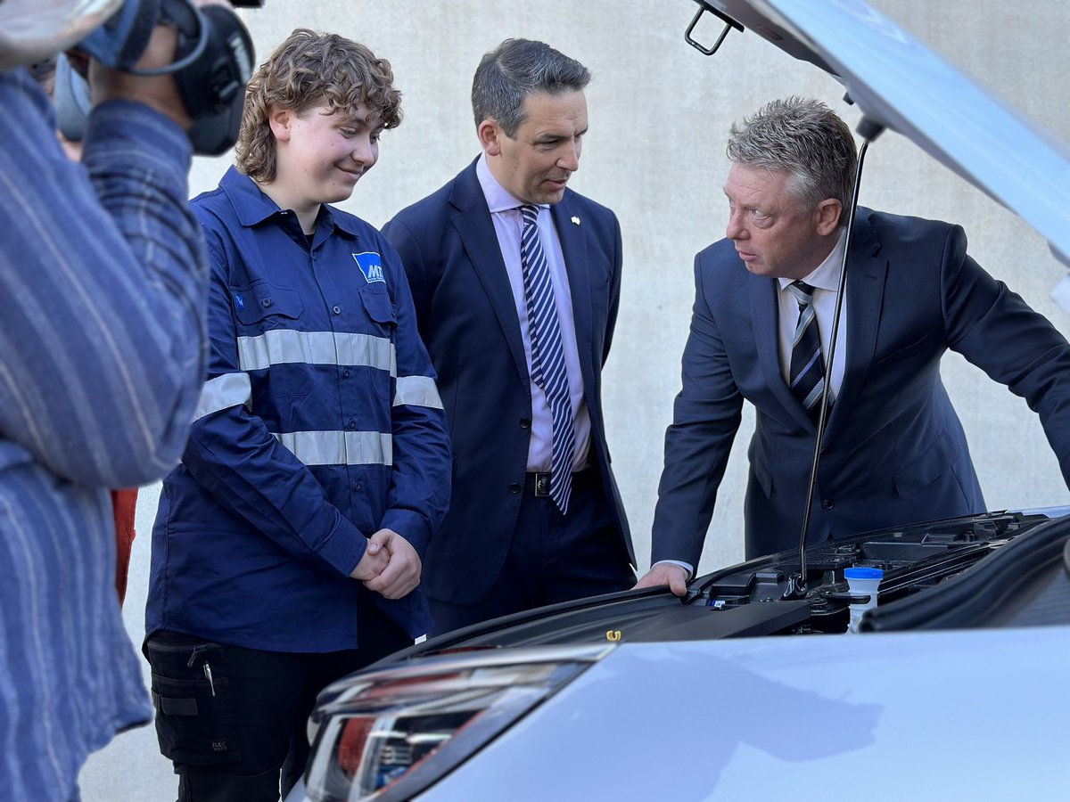 BBoyerMP's tweet photo. This morning I had the pleasure of meeting Eliza.

Eliza is a second year apprentice at Southgate Automotive and today she joined me in unveiling the next exiting step for the Tonsley Tech College, in partnership with @Flinders. 

The training program gives our young people the opportunity to engage in practical learning. 

The 4 industry pathways for students at Tonsley Tech College will be:

🚗 Automotive/Energy
🔨 Building & Construction
🧑🏼‍🏭 Advanced Manufacturing & Engineering 
👩🏼‍⚕️ Health & Social Support

Opening in 2025 the Tonsley Tech College will also have strong industry partnerships with @MTAofSANT & @MBASA_News to ensure students go straight from school into employment in their chosen industry. 

Tonsley Tech College is 1 of 5 the State Gov is building, more info ➡️ https://t.co/e711HOuC8D