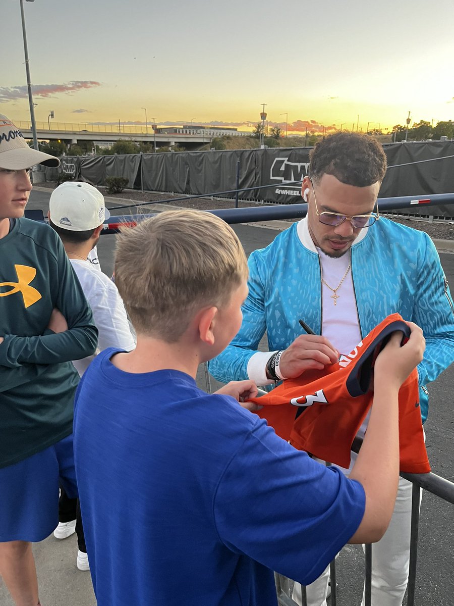wtfm4's tweet photo. Another tough loss for the @Broncos but @jsimms1119 is always the best. Win or lose he is out thanking fans for coming and signing. Thank you for being so gracious after a tough game. https://t.co/fO4shDOOyX