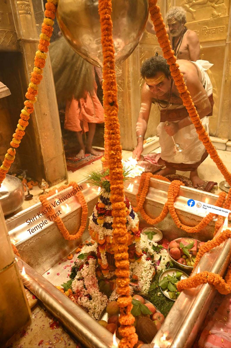 आज दिनाँक 09-10-2023 को श्री काशी विश्वनाथ मंदिर में मंगला आरती के भव्य दर्शन।

#ShriKashiVishwanath #Shiv #Mahadev #Baba #Temple #Darshan #Blessings #BhogAarti #Varanasi #Aarti #Kashi #Jyotirlinga #VishwanathDham