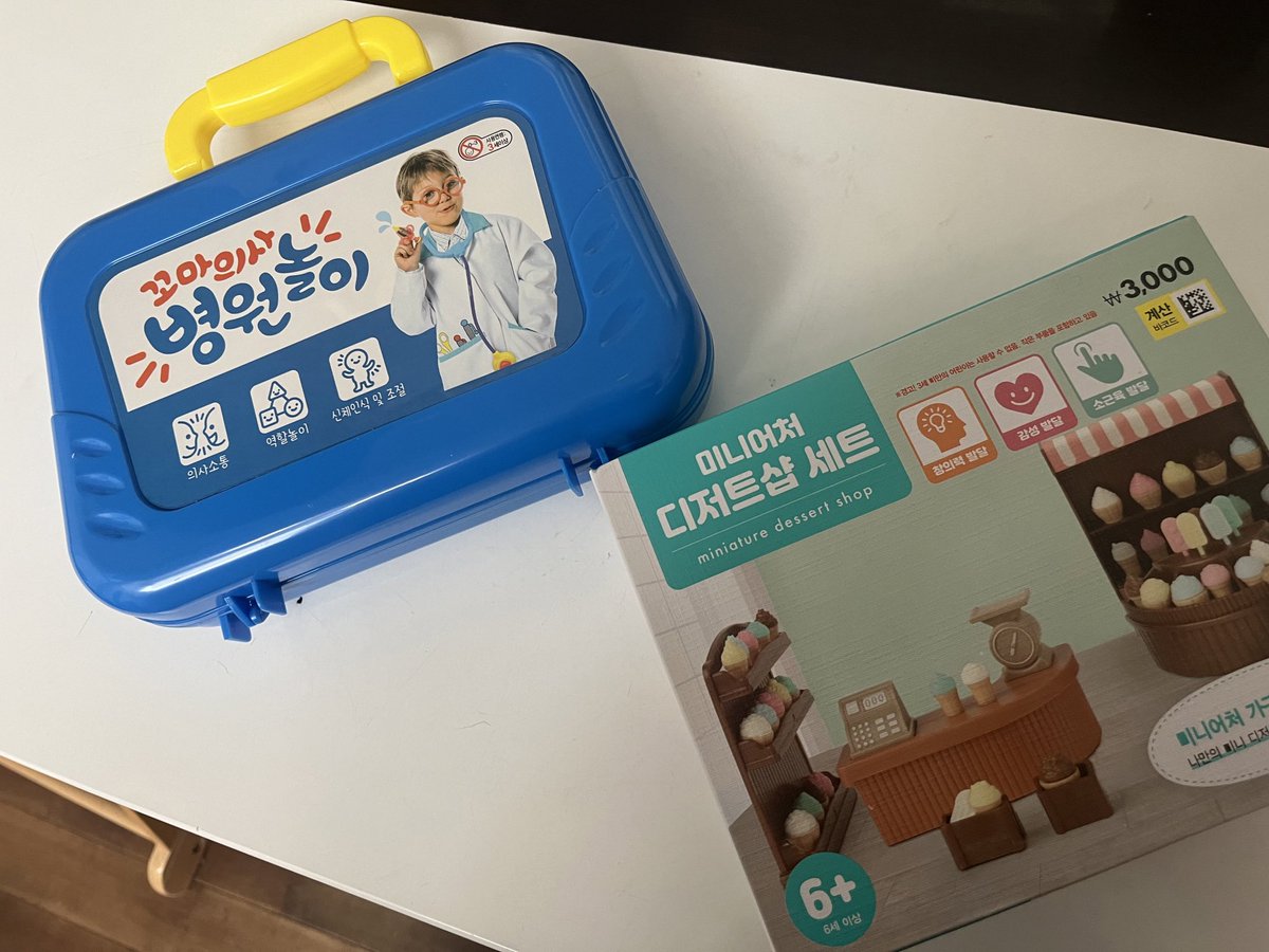 akalapin's tweet photo. 韓国DAISOのおもちゃのコスパ🤩
左のお医者さんセット約500円
右のアイスクリーム屋さんセット約300円
次もこのシリーズ見つけたら買う。 https://t.co/bKqbfbjuj8