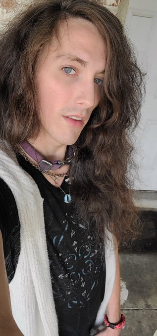 How middle sister coded am I? https://t.co/6kr0CL8vJc<a href="/tag/livestream"class="tags"><span>#livestream</span></a>