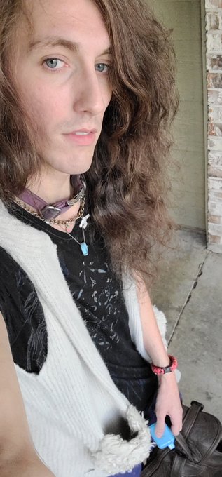 How middle sister coded am I? https://t.co/6kr0CL8vJc<a href="/tag/livestream"class="tags"><span>#livestream</span></a>