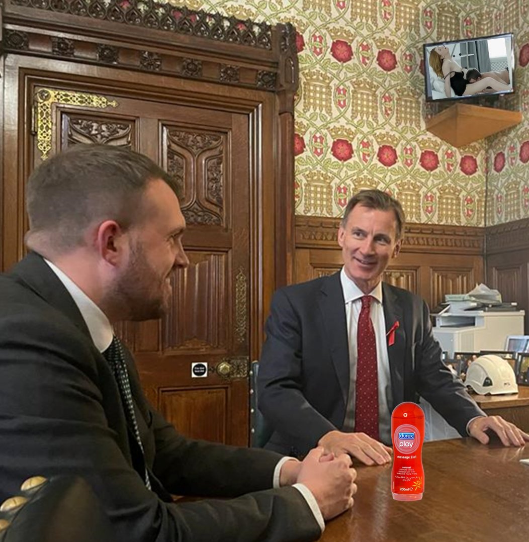 MittensOff's tweet image. Can you tell what these pair of Tory W⚓️s are smiling at?
#ToriesOut461 #GullisOut #HuntOut