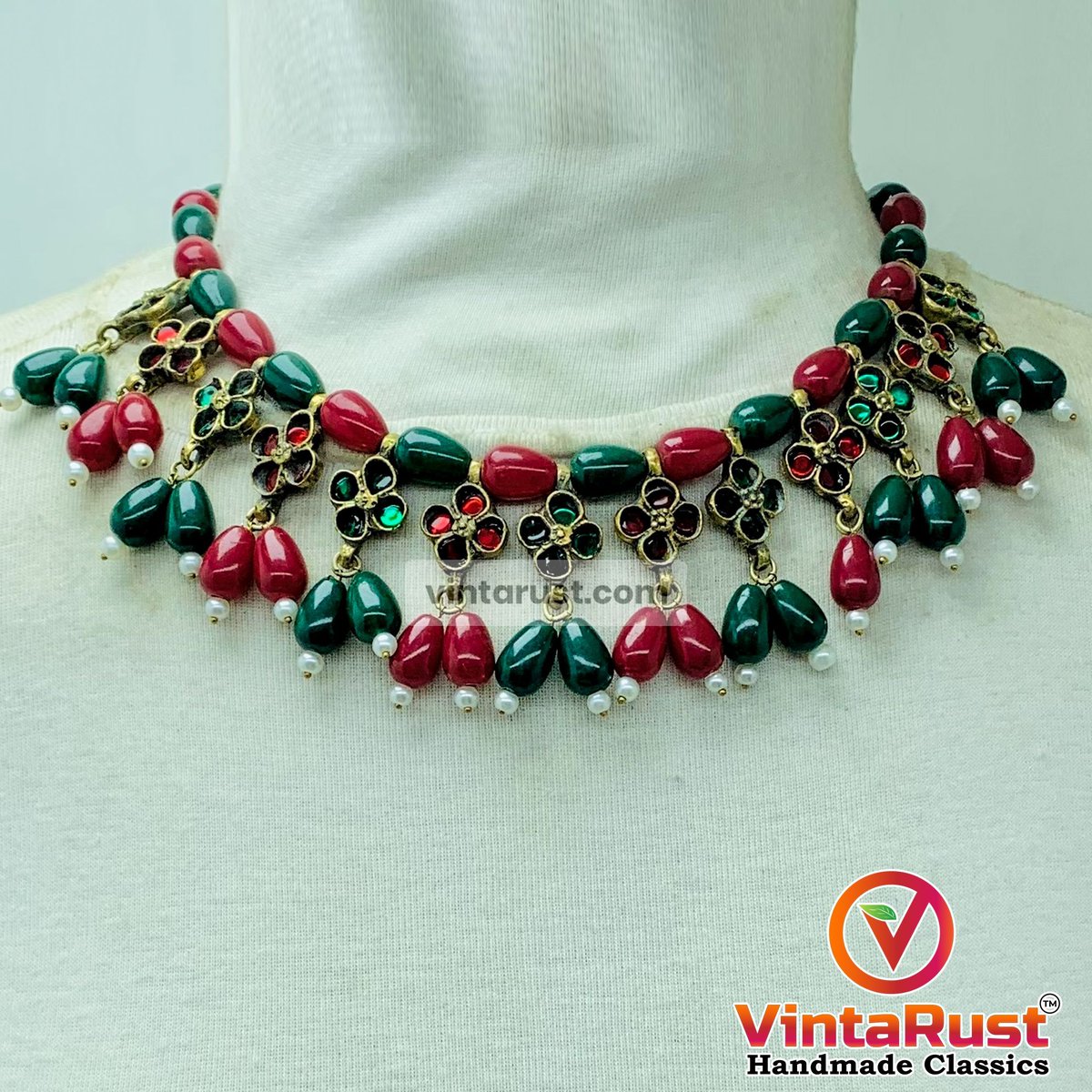Red and Green Beaded Statement Choker Necklace.

Shop Now:
buff.ly/3F70DSk

#vintarust #jewelry #handmadejewelry #customjewelry #vintagejewelry #handmade #pearls #pearljewelry #jewelrydesign #diamonds #necklace #pearljewellery #jewelrylover #jewerlyblogger #pearl #choker