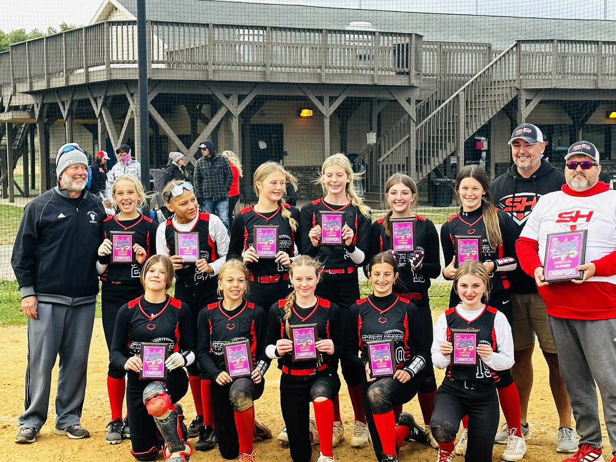 LilyBittner622's tweet photo. Saving 2nd Base Spectacular Champions! Awesome TEAM effort!! ❤️🥎🖤#smashhouse https://t.co/ZP88osUBuQ