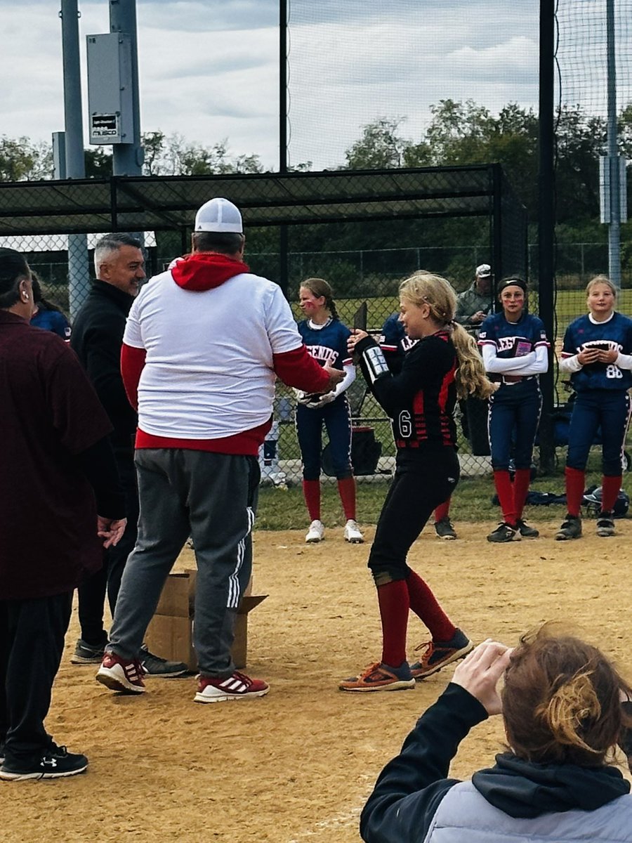 LilyBittner622's tweet photo. Saving 2nd Base Spectacular Champions! Awesome TEAM effort!! ❤️🥎🖤#smashhouse https://t.co/ZP88osUBuQ