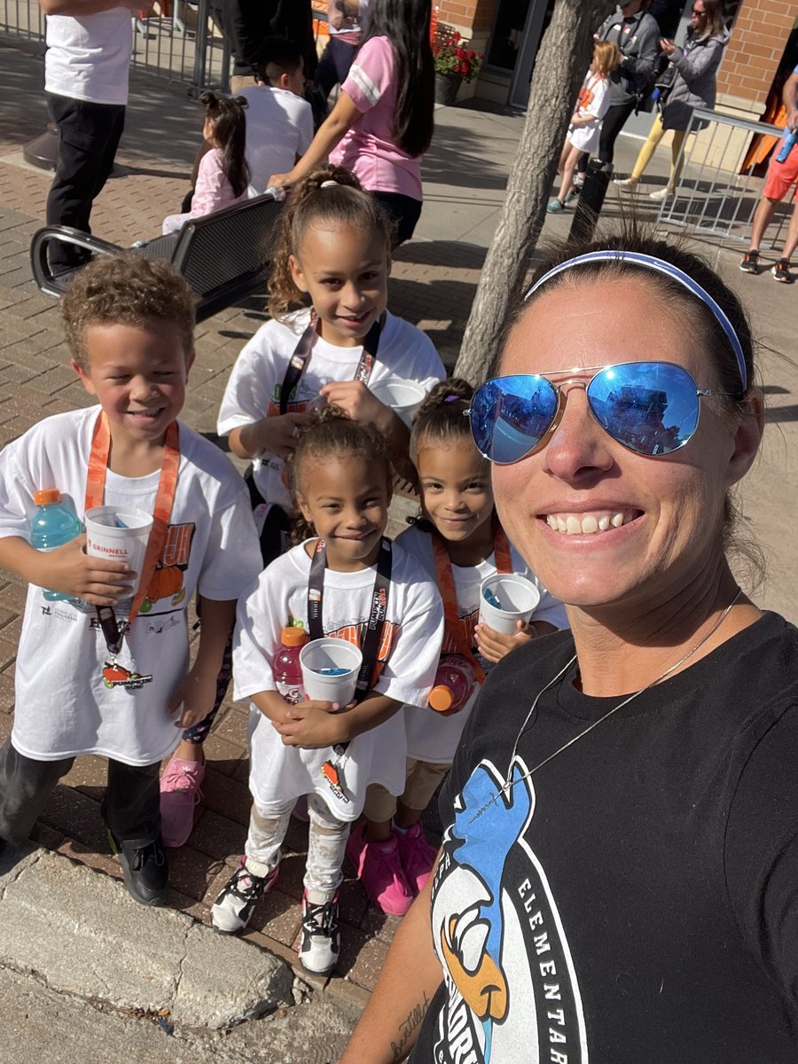 gymnutt23's tweet image. 🎃🏃🏼‍♀️ #PumpkinRun23 🎃🏃🏾‍♂️ Shout out to @NESportsCouncil for putting on such an amazing event to keep our kids in motion! Love making memories with my Roadrunners! #physednutt #lifelongmovers #RandolphPride