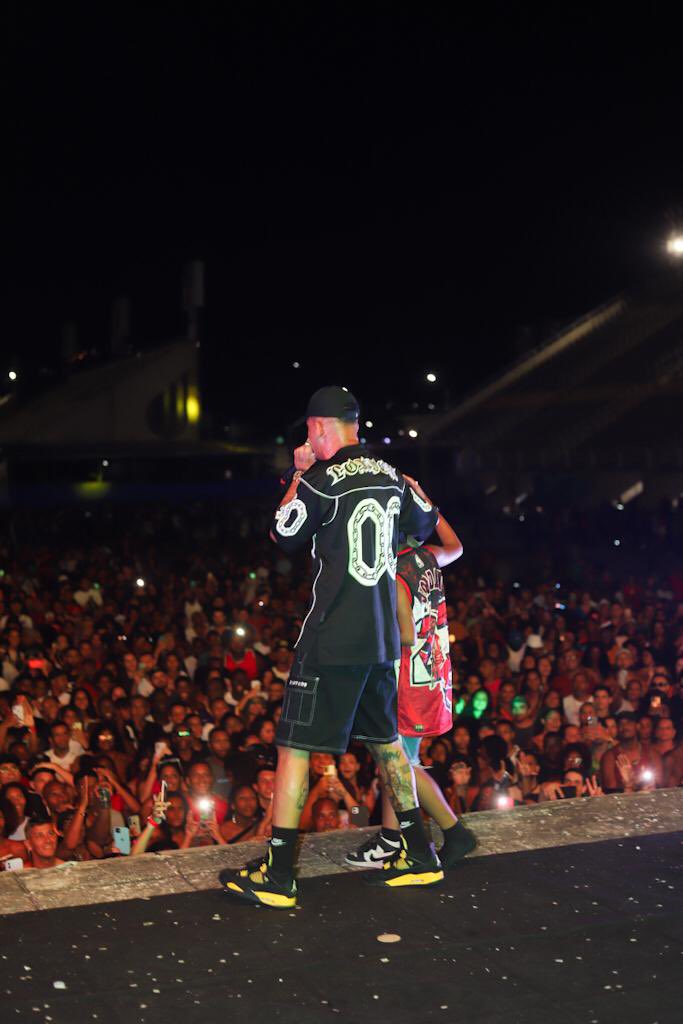 rioparadafunk's tweet photo. MC MANEIRINHO ARRASTOU TUDO AQUI NO #Rioparadafunk 🎤🎵 https://t.co/vkAdlsG13n