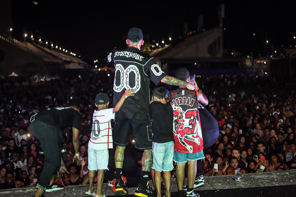 rioparadafunk's tweet photo. MC MANEIRINHO ARRASTOU TUDO AQUI NO #Rioparadafunk 🎤🎵 https://t.co/vkAdlsG13n