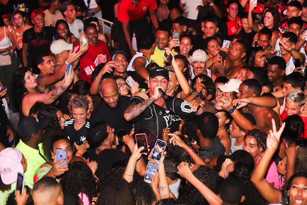 rioparadafunk's tweet photo. MC MANEIRINHO ARRASTOU TUDO AQUI NO #Rioparadafunk 🎤🎵 https://t.co/vkAdlsG13n