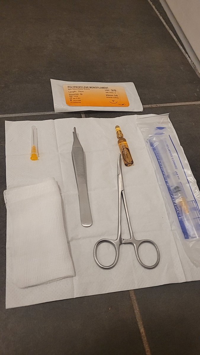 Amber_oid's tweet photo. I'M A SURGEON!!! Its fakee (not) #fakee #shtwt #makeup https://t.co/53Q3MSyC3f