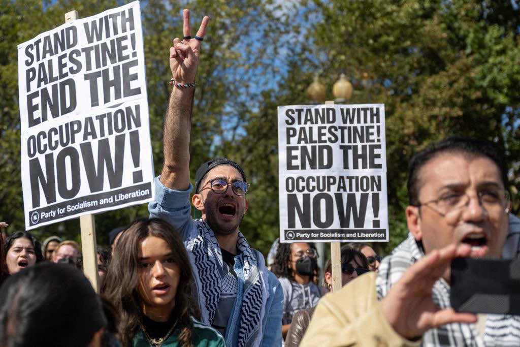 soupalestina's tweet photo. Centenas de pessoas se reuniram para uma manifestação em #Washington, em frente à Casa Branca , em apoio à Faixa de Gaza e condenando os crimes do estado terrorista de #Israel.

#IsraelTerroristState #IsraelApartheid
#FreePestine. #PalestinaLivre https://t.co/hZVmwu9L4r