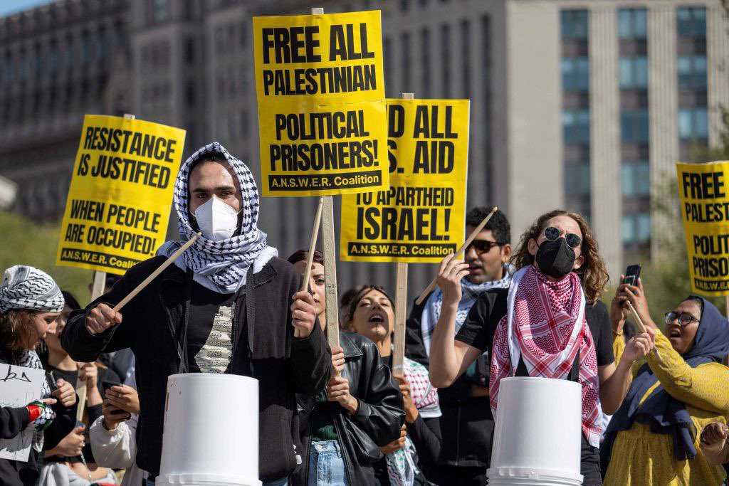 soupalestina's tweet photo. Centenas de pessoas se reuniram para uma manifestação em #Washington, em frente à Casa Branca , em apoio à Faixa de Gaza e condenando os crimes do estado terrorista de #Israel.

#IsraelTerroristState #IsraelApartheid
#FreePestine. #PalestinaLivre https://t.co/hZVmwu9L4r