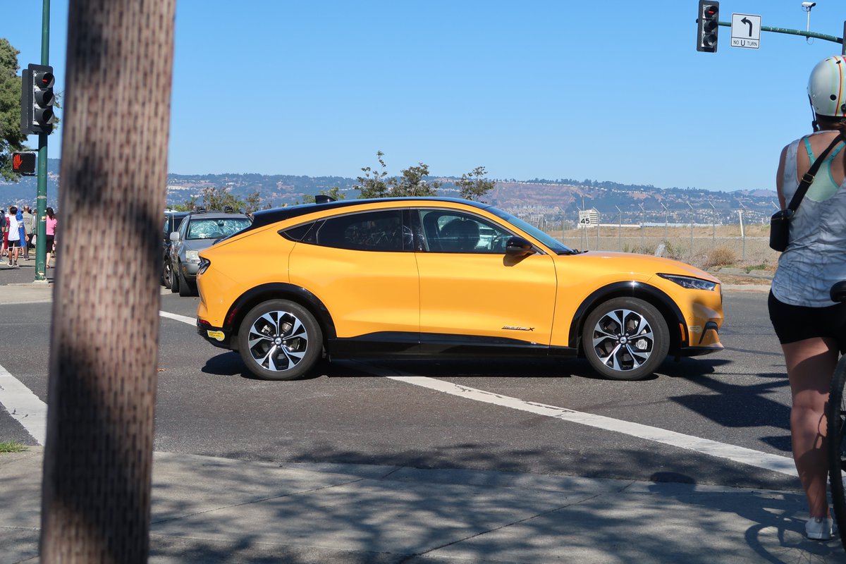 fepacommish's tweet image. Saw a pair of beauties out near the airport this afternoon while waiting for the @BlueAngels. Check out the 2023 @TeamChevy #CorvetteC8 and the 2023 @ford Mustang Mach-E.