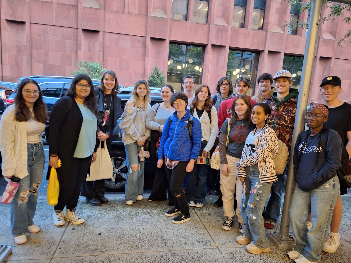Dr. Kersti Powell's ENG 150 students had an amazing time in NYC: they went to see The Shadow of a Gunman at @nyuskirball. Bravo @DruidTheatre and many thanks to @GIHNYU for bringing Druid O'Casey to Skirball!