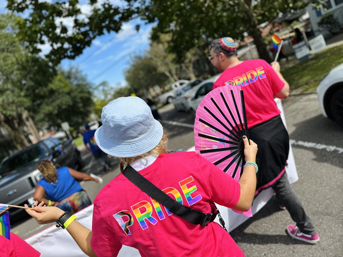 Celebrating PRIDE in Jacksonville, FL today!🏳️‍🌈 So awesome to see our community cheering on @TMobile loud and proud, really made it that much more special! Thanks to all who came out and represented! #JaxRCPride #NorthFLDEIChapter @SueStew92 @ElviraDeCuir