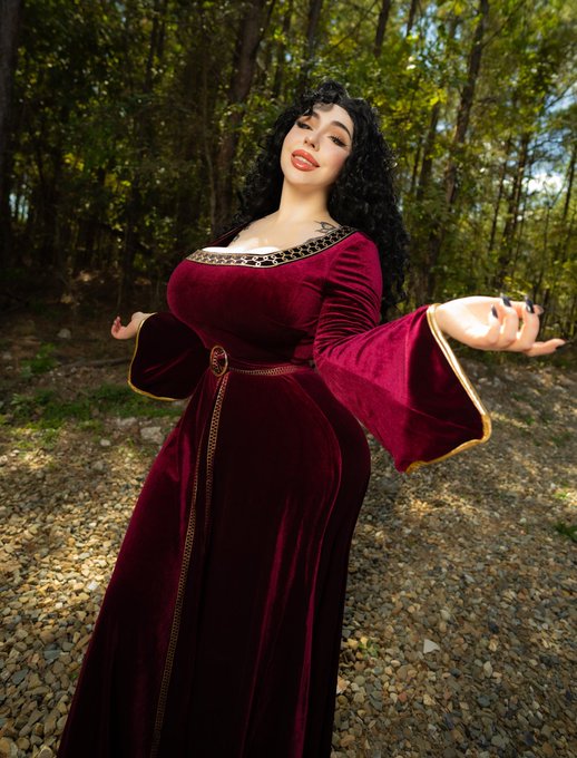 31 Days of Halloween: Day 8- Mother Gothel from Tangled 💆🏼&zwj;♀️😈🖤 I think evil MILFs are the best 😌 https://t
