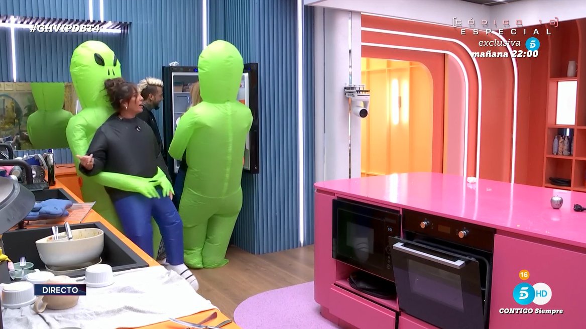 ghoficial's tweet image. Anabel: "Dice Marta que siempre está fregando, pues mira como está esto" #GHVIPDBT4