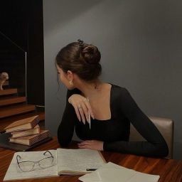 warrior_Ella's tweet photo. -Se encontraba sentada frente aun pequeño escritorio realizando los registros de los libros en préstamo y lo que llegaban.

A parte, miraba el registro de ventas, mientras tomaba un poco de té y acariciaba a  Onyx de vez en cuando  qué se encontraba en su regazo durmiendo  - https://t.co/N6LerRRbx1