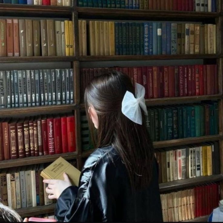 warrior_Ella's tweet photo. -Se encontraba sentada frente aun pequeño escritorio realizando los registros de los libros en préstamo y lo que llegaban.

A parte, miraba el registro de ventas, mientras tomaba un poco de té y acariciaba a  Onyx de vez en cuando  qué se encontraba en su regazo durmiendo  - https://t.co/N6LerRRbx1