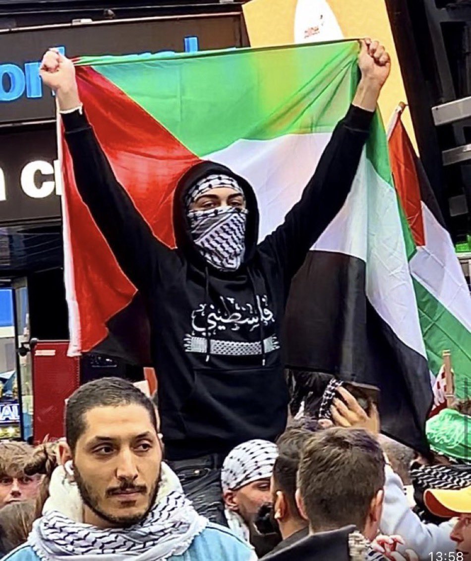 EndWokeness's tweet image. The FBI is hunting down MAGA grandmas while the streets of NYC look like this: