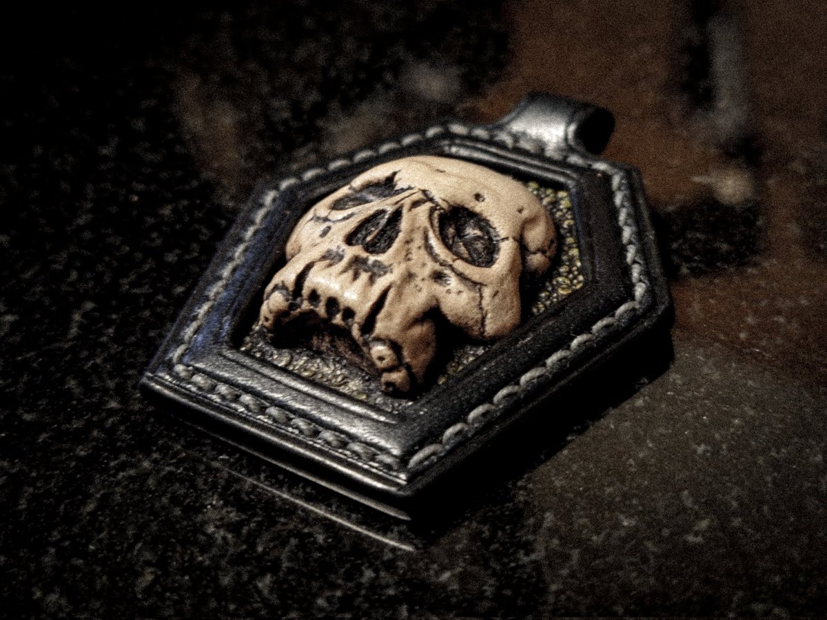 leatherchelsea's tweet photo. 自業自得で締切に追われ徹夜💀
以前に作った髑髏と形は変えてます。
#髑髏 #skull #ネックレス #レザーカービング #tooledleather #leathercraft #chelsealeatherartwork #革細工 #レザークラフト #オーダーメイド #bespokeleather #オーダー承ります #オーダー受付中 https://t.co/VdcZ4EK3XM