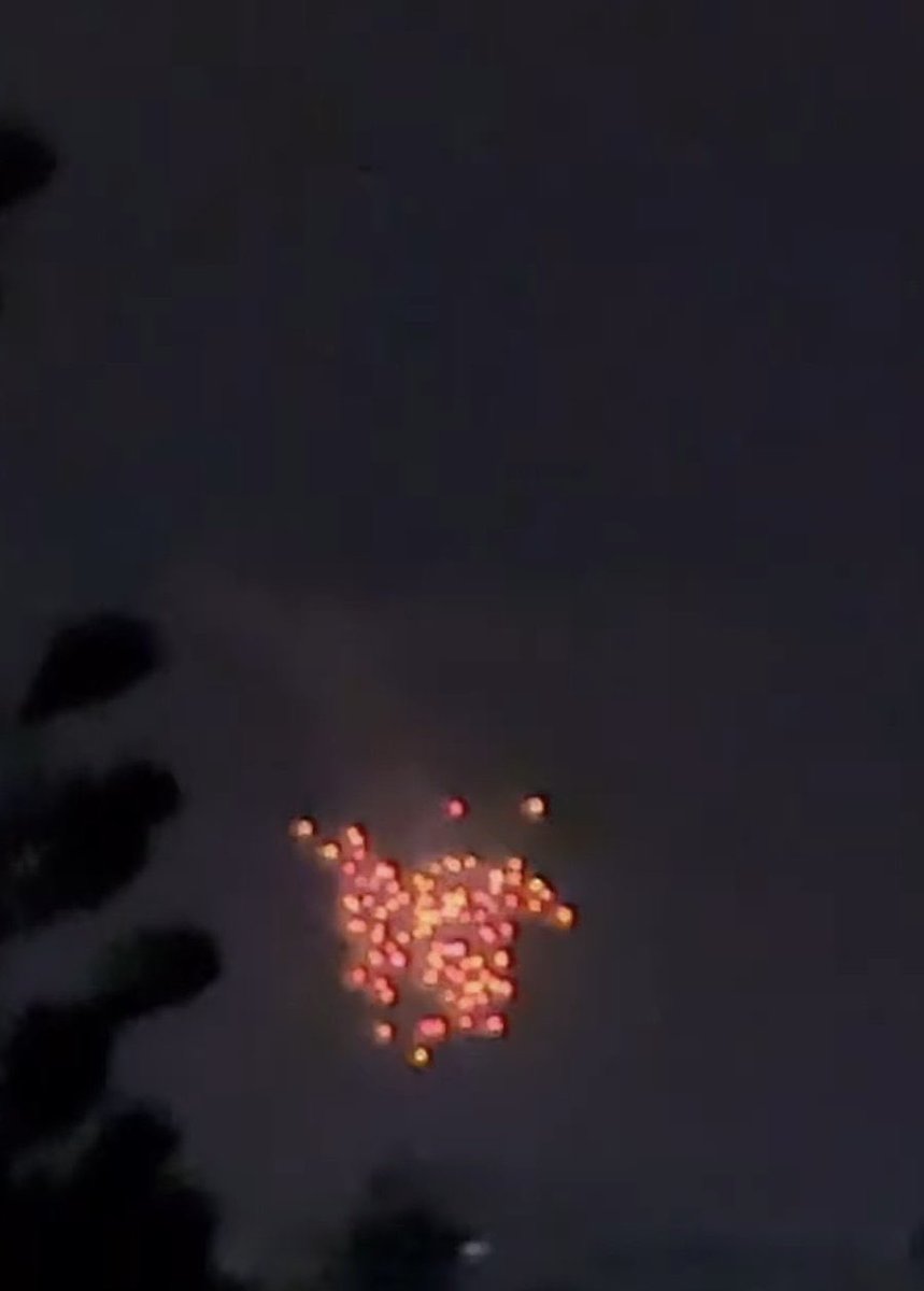 ehajjarr's tweet photo. الاحتلال يقصف قطاع غزة بقنابل الفسفور المحرمة دولية ، إسرائيل ترتكب مجازر إبادة جماعية. 
#Gaza 
#GazaUnderaAttack 
#غزة_تحت_القصف https://t.co/oPEUjBbsWq