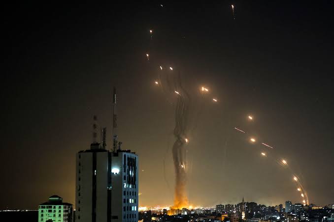 PalestineUrdu_'s tweet photo. اسرائیل کا مشہور آئرن ڈوم سسٹم حماس کی طرف سے فائر کیے جانے والے راکٹوں کو نہیں روک سکا 
حماس کے ایک راکٹ کی قیمت صرف 300 ڈالر ہے، جبکہ آئرن ڈوم کے ایک میزائل کی قیمت $100,000 سے زیادہ ہے۔ https://t.co/VbonvehGbS