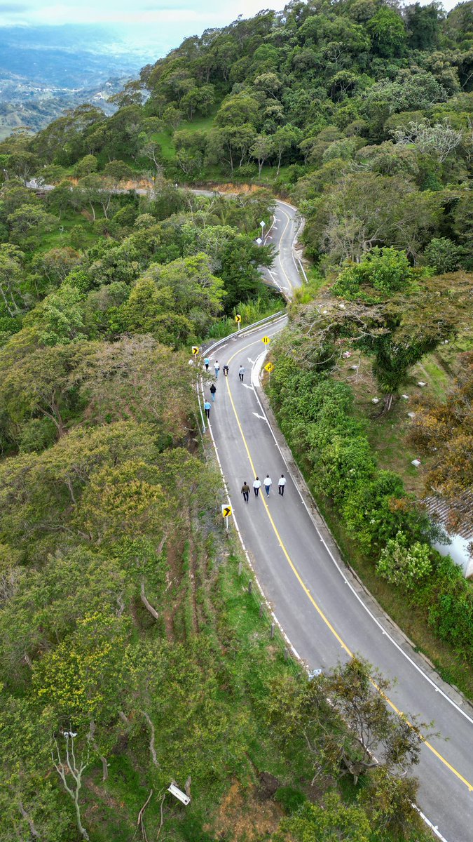 MAguilarHurtado's tweet photo. 🚧✅Visitamos 2.09 km pavimentados en la vía #Sucre - #JesúsMaría, con 2 box coulvert, 307 metros de muro de gavión y 20 alcantarillas. Una inversión de más de 6.800 millones de pesos con la que ¡#LeEstamosCumpliendoASantander! https://t.co/a95YJtyi1W