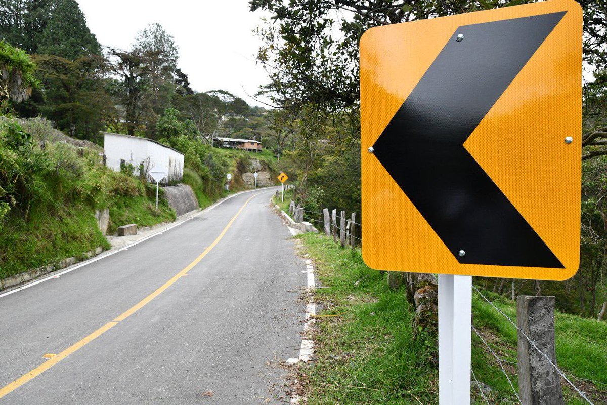 MAguilarHurtado's tweet photo. 🚧✅Visitamos 2.09 km pavimentados en la vía #Sucre - #JesúsMaría, con 2 box coulvert, 307 metros de muro de gavión y 20 alcantarillas. Una inversión de más de 6.800 millones de pesos con la que ¡#LeEstamosCumpliendoASantander! https://t.co/a95YJtyi1W